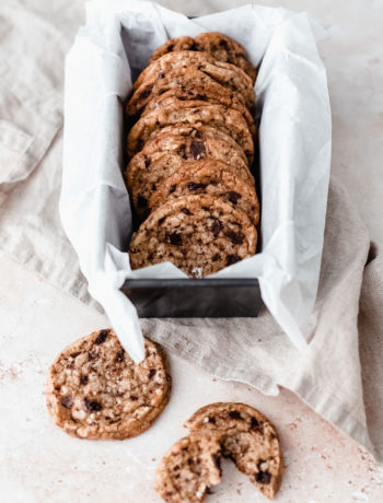 Rezept für knusprige Shortbread Chocolate Chip Cookies. Wenn mürbes Shortbread auf knackige Schokostücke trifft, entstehen diese leckeren, knusprigen Kekse. Aus wenigen Zutaten einfach zubereitet und schnell gebacken – mit dunkler Schokolade und Meersalz echtes Comfort Food für die Seele! | moeyskitchen.com