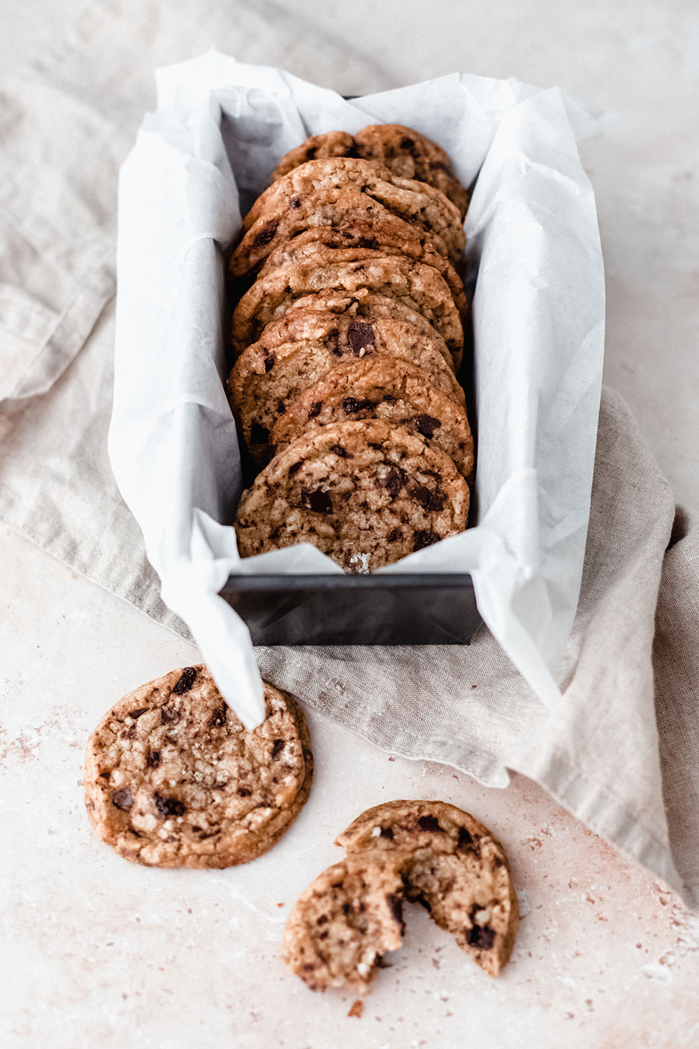 Rezept für knusprige Shortbread Chocolate Chip Cookies. Wenn mürbes Shortbread auf knackige Schokostücke trifft, entstehen diese leckeren, knusprigen Kekse. Aus wenigen Zutaten einfach zubereitet und schnell gebacken – mit dunkler Schokolade und Meersalz echtes Comfort Food für die Seele! | moeyskitchen.com