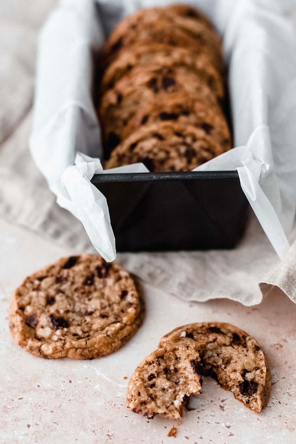 Rezept für knusprige Shortbread Chocolate Chip Cookies. Wenn mürbes Shortbread auf knackige Schokostücke trifft, entstehen diese leckeren, knusprigen Kekse. Aus wenigen Zutaten einfach zubereitet und schnell gebacken – mit dunkler Schokolade und Meersalz echtes Comfort Food für die Seele! | moeyskitchen.com