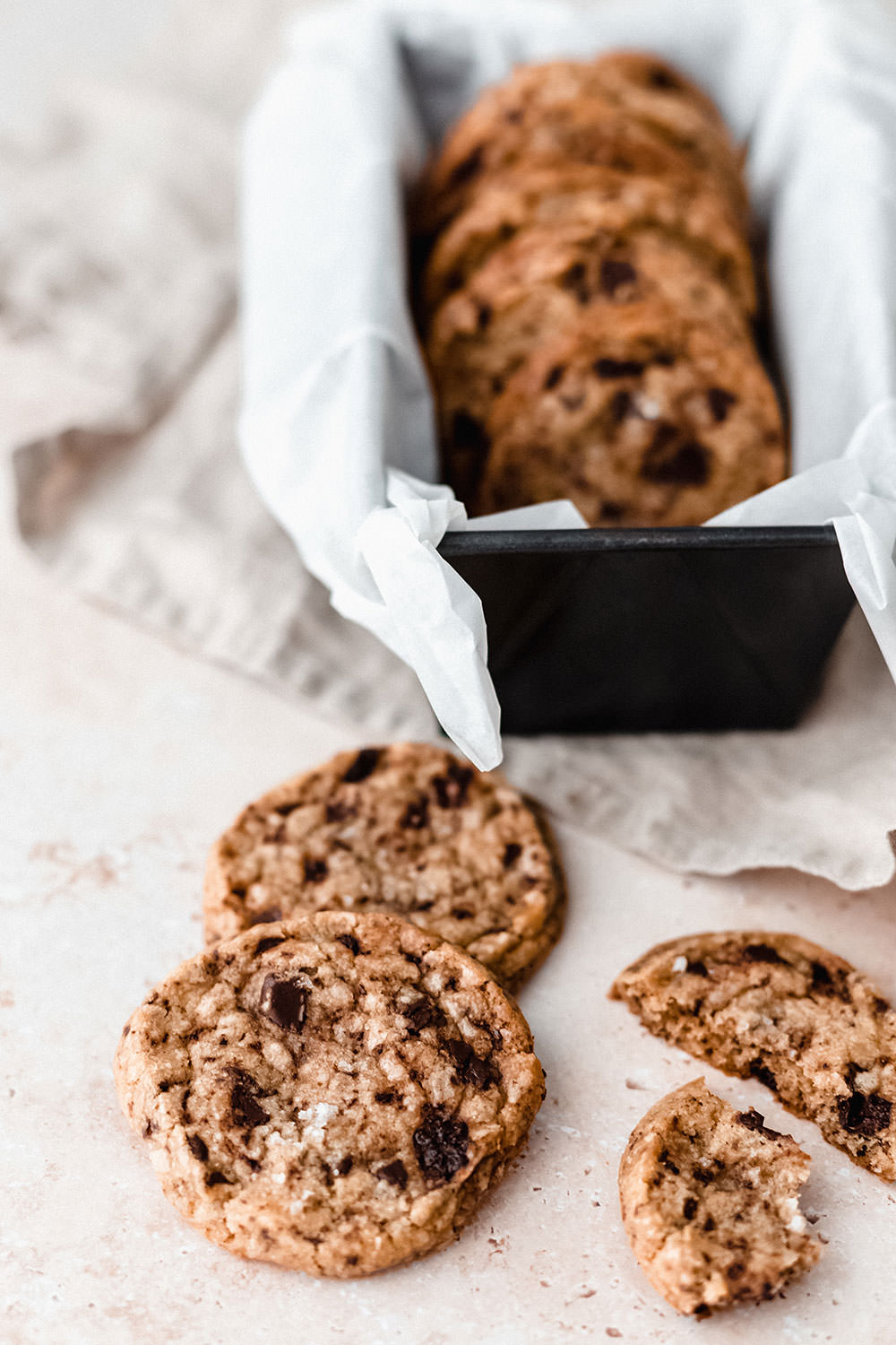 Rezept für knusprige Shortbread Chocolate Chip Cookies. Wenn mürbes Shortbread auf knackige Schokostücke trifft, entstehen diese leckeren, knusprigen Kekse. Aus wenigen Zutaten einfach zubereitet und schnell gebacken – mit dunkler Schokolade und Meersalz echtes Comfort Food für die Seele! | moeyskitchen.com