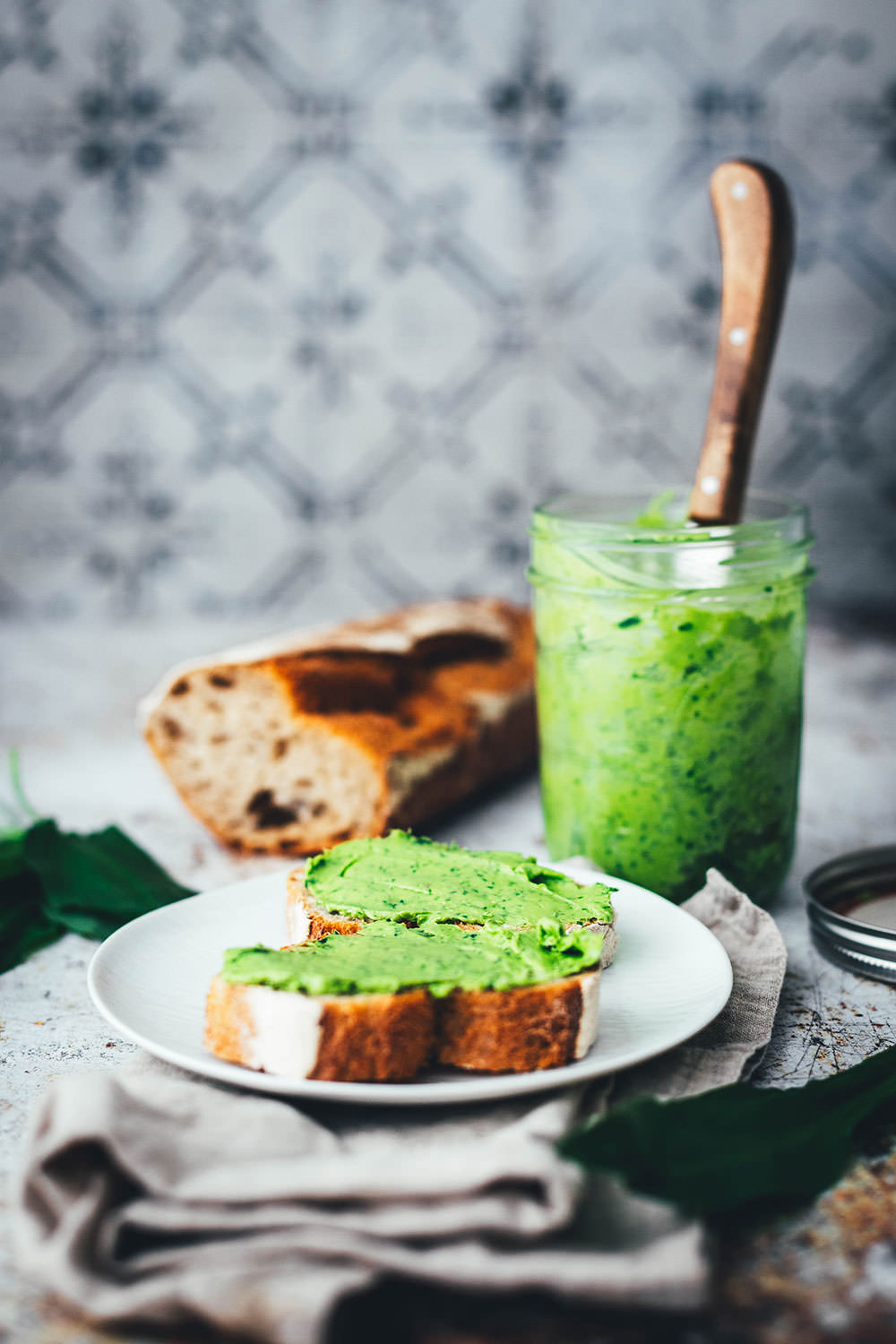 Bärlauch-Butter ist ein echter Klassiker im Frühling. Die Bärlauch-Saison ist zwar nur kurz, doch Bärlauch-Butter lässt sich ganz schnell und unkompliziert auf Vorrat zubereiten. So lässt sie sich den ganzen Sommer über zum Beispiel zum Grillen servieren. Hier verrate ich euch mein blitzschnelles Rezept mit nur wenigen Zutaten für leckere Bärlauch-Butter – als Rezept aus dem Thermomix aber natürlich auch zur Zubereitung ohne Küchenmaschine | moeyskitchen.com
