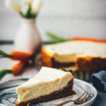 Mein leckerer Carrot Cake Cheesecake für die Oster-Feiertage vereint gleich zwei Klassiker in einem: cremigen Käsekuchen und saftigen Möhrenkuchen. Wer Rüblitorte mag und Cheesecake liebt, wird auch an diesem Kuchen nicht vorbei kommen. Schmeckt nicht nur zu Ostern! | moeyskitchen.com