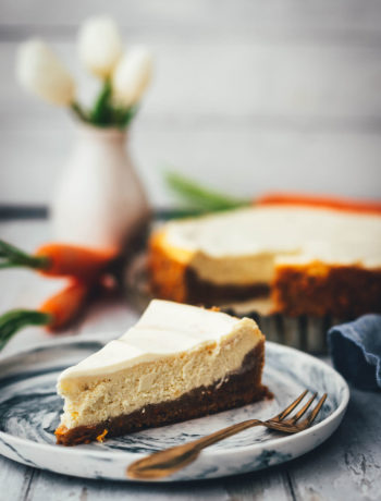 Mein leckerer Carrot Cake Cheesecake für die Oster-Feiertage vereint gleich zwei Klassiker in einem: cremigen Käsekuchen und saftigen Möhrenkuchen. Wer Rüblitorte mag und Cheesecake liebt, wird auch an diesem Kuchen nicht vorbei kommen. Schmeckt nicht nur zu Ostern! | moeyskitchen.com