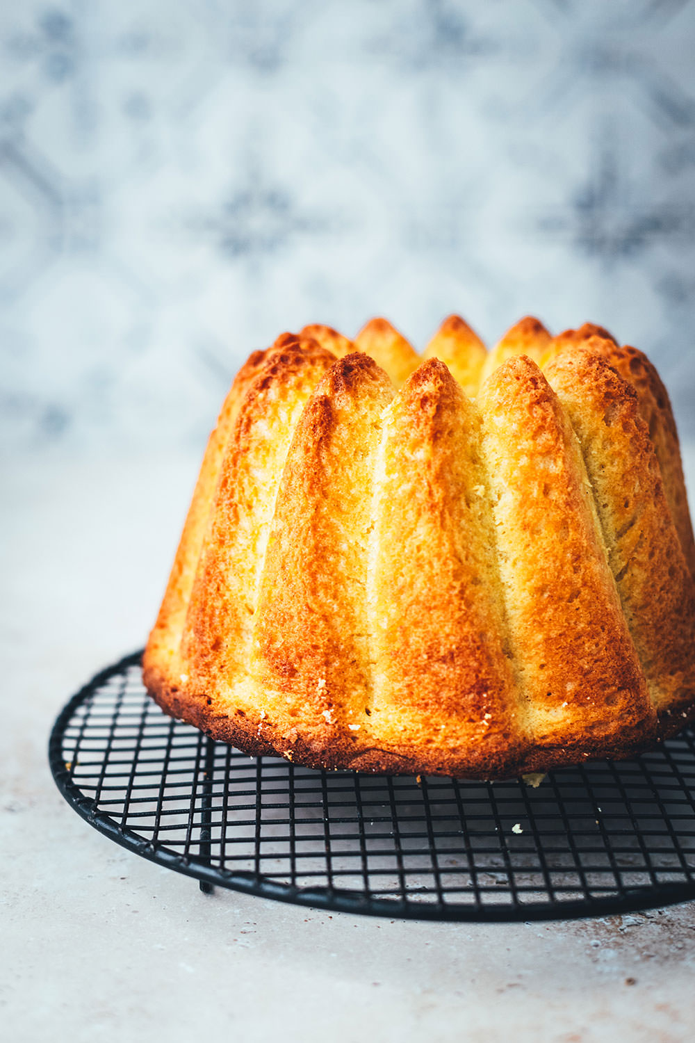 Rezept für saftigen Eierlikör-Kuchen mit weißer Schokoglasur. Das ist ein einfacher Rührkuchen mit Butter, Zucker und Eierlikör. Perfekt für Ostern oder einfach den nächsten Sonntag! | moeyskitchen.com