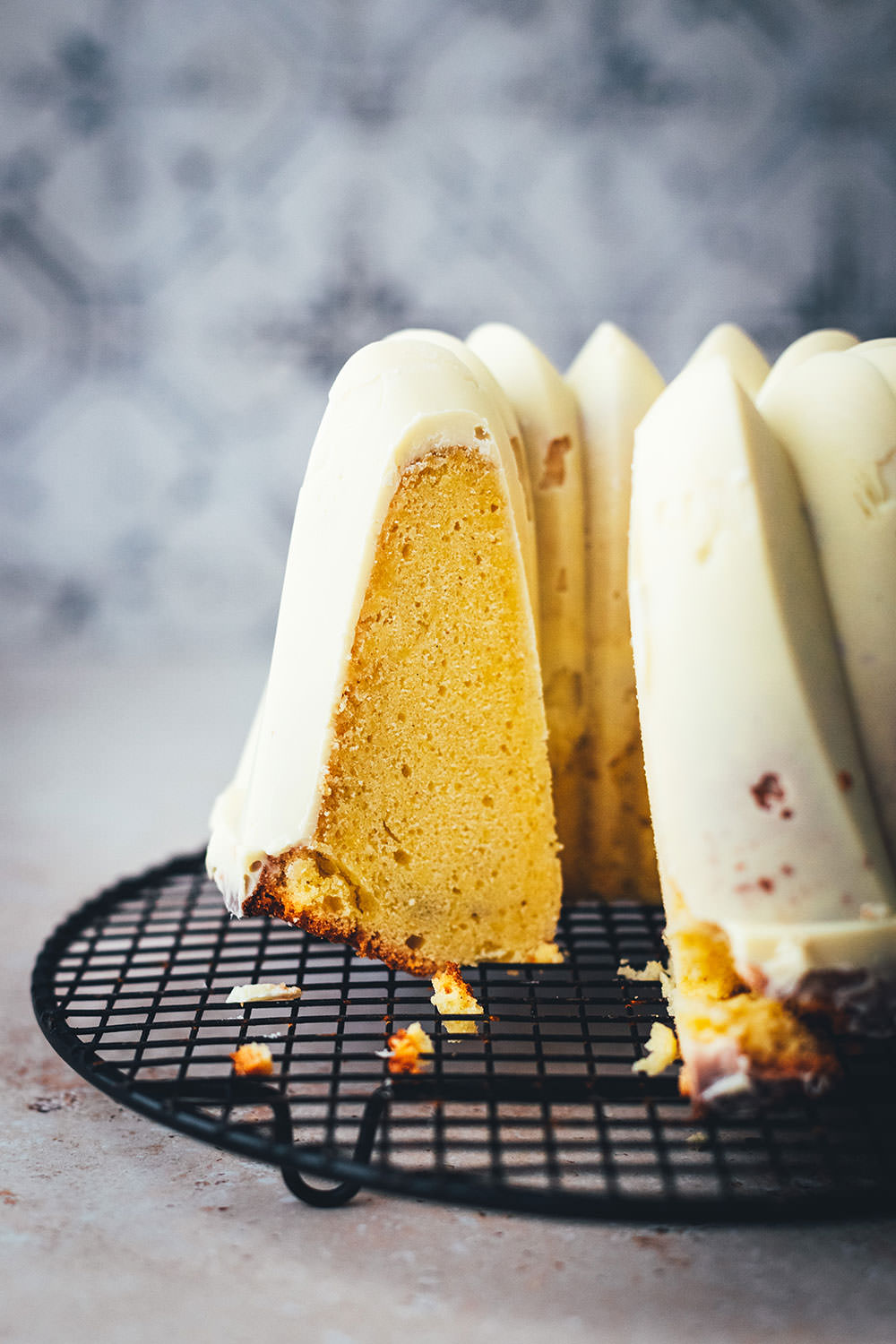 Rezept für saftigen Eierlikör-Kuchen mit weißer Schokoglasur. Das ist ein einfacher Rührkuchen mit Butter, Zucker und Eierlikör. Perfekt für Ostern oder einfach den nächsten Sonntag! | moeyskitchen.com