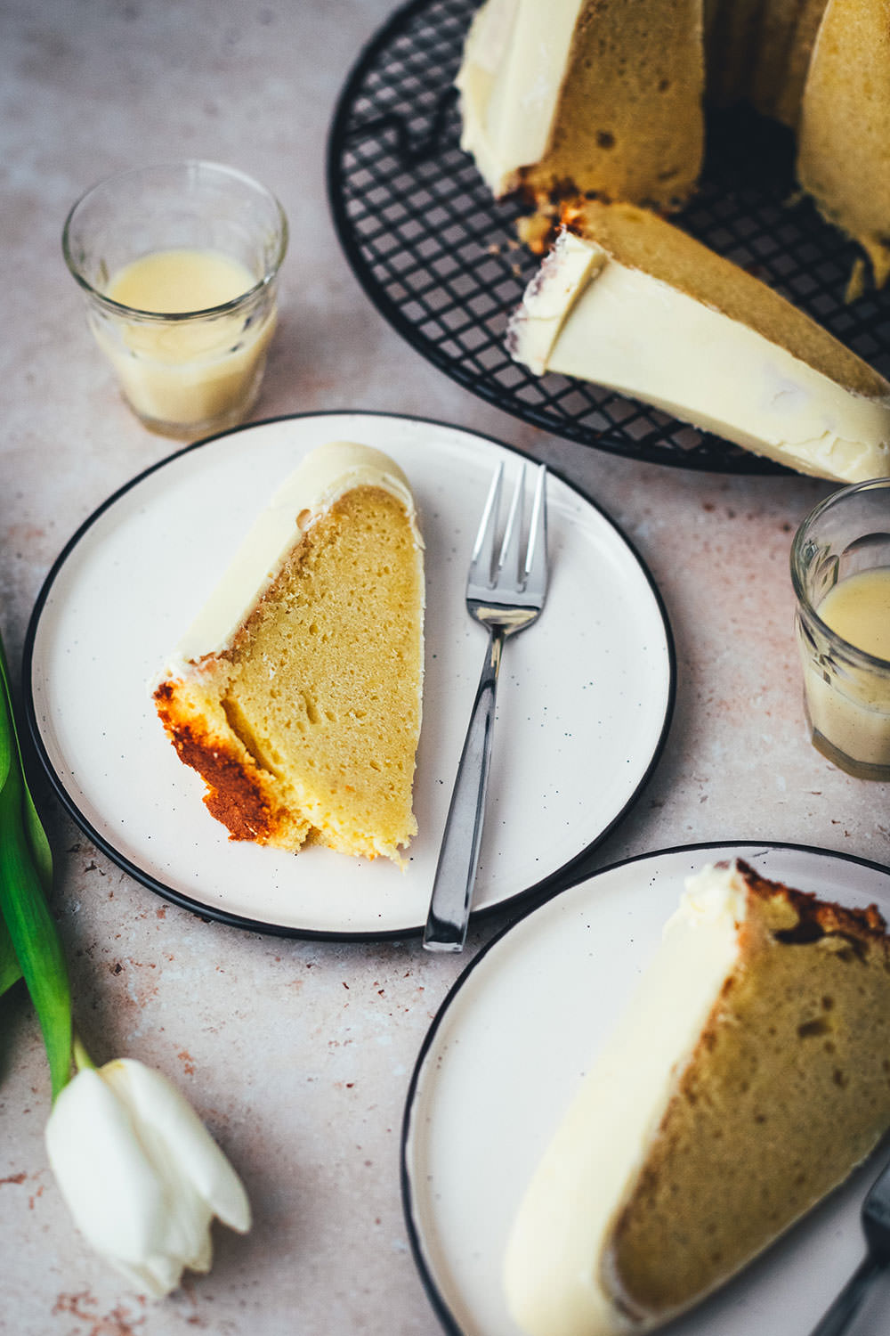Rezept für saftigen Eierlikör-Kuchen mit weißer Schokoglasur. Das ist ein einfacher Rührkuchen mit Butter, Zucker und Eierlikör. Perfekt für Ostern oder einfach den nächsten Sonntag! | moeyskitchen.com