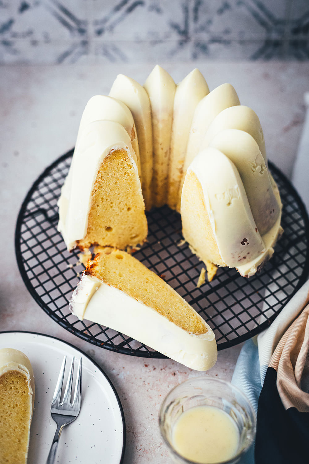 Rezept für saftigen Eierlikör-Kuchen mit weißer Schokoglasur. Das ist ein einfacher Rührkuchen mit Butter, Zucker und Eierlikör. Perfekt für Ostern oder einfach den nächsten Sonntag! | moeyskitchen.com