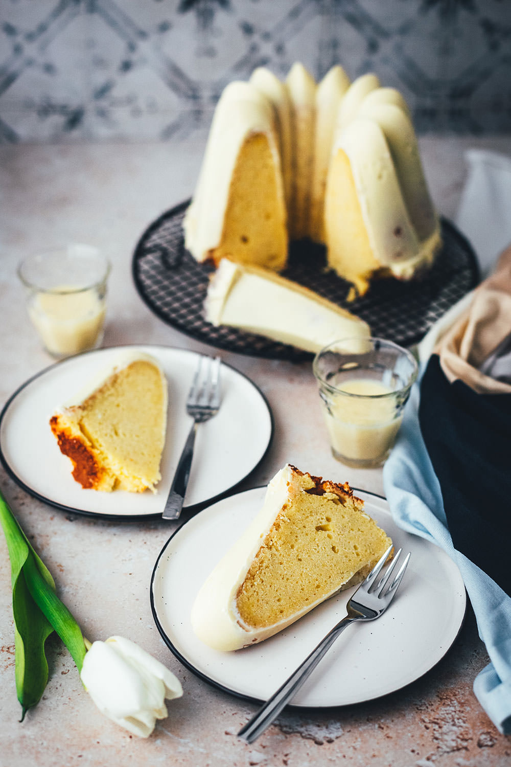 Rezept für saftigen Eierlikör-Kuchen mit weißer Schokoglasur. Das ist ein einfacher Rührkuchen mit Butter, Zucker und Eierlikör. Perfekt für Ostern oder einfach den nächsten Sonntag! | moeyskitchen.com