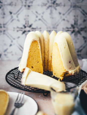 Rezept für saftigen Eierlikör-Kuchen mit weißer Schokoglasur. Das ist ein einfacher Rührkuchen mit Butter, Zucker und Eierlikör. Perfekt für Ostern oder einfach den nächsten Sonntag! | moeyskitchen.com