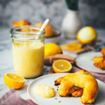 Rezept für blitzschnelle Lemon Curd Hörnchen. Einfache Frühstückshörnchen aus Quark-Öl-Teig, die ganz ohne Gehzeit gebacken werden. Dazu eine Füllung aus selbst gemachtem Lemon Curd mit ganzen Eiern. Unkompliziert im Thermomix zubereitet, mit Hinweis auf die Zubereitung ohne Thermomix. | moeyskitchen.com