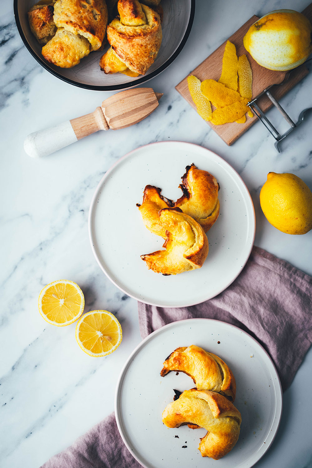 Rezept für blitzschnelle Lemon Curd Hörnchen. Einfache Frühstückshörnchen aus Quark-Öl-Teig, die ganz ohne Gehzeit gebacken werden. Dazu eine Füllung aus selbst gemachtem Lemon Curd mit ganzen Eiern. Unkompliziert im Thermomix zubereitet, mit Hinweis auf die Zubereitung ohne Thermomix. | moeyskitchen.com
