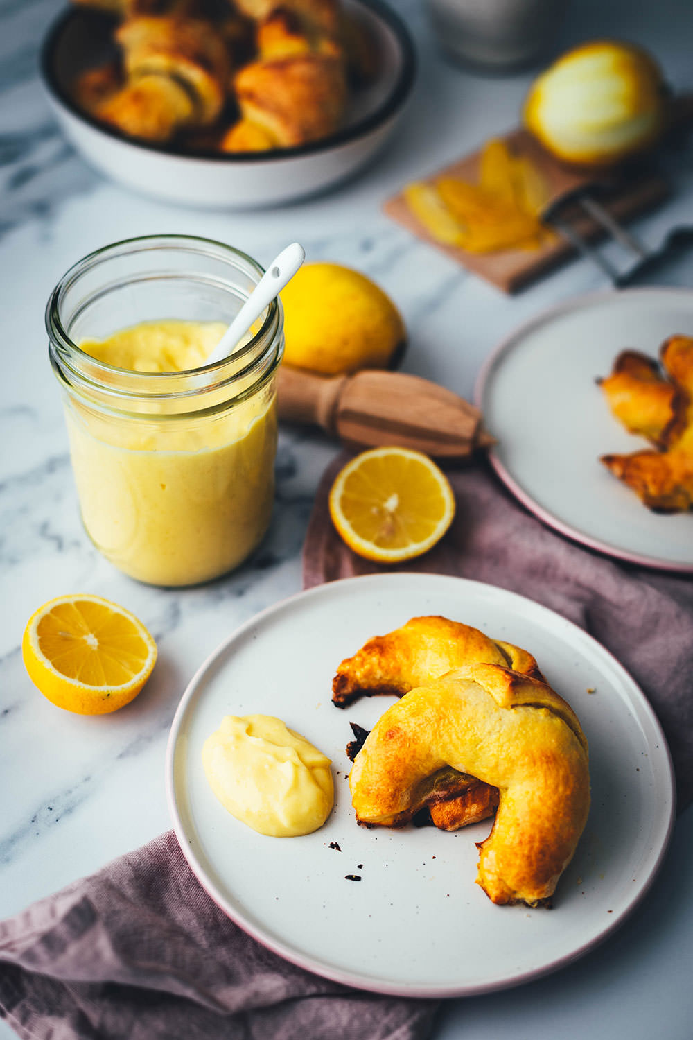 Rezept für blitzschnelle Lemon Curd Hörnchen. Einfache Frühstückshörnchen aus Quark-Öl-Teig, die ganz ohne Gehzeit gebacken werden. Dazu eine Füllung aus selbst gemachtem Lemon Curd mit ganzen Eiern. Unkompliziert im Thermomix zubereitet, mit Hinweis auf die Zubereitung ohne Thermomix. | moeyskitchen.com
