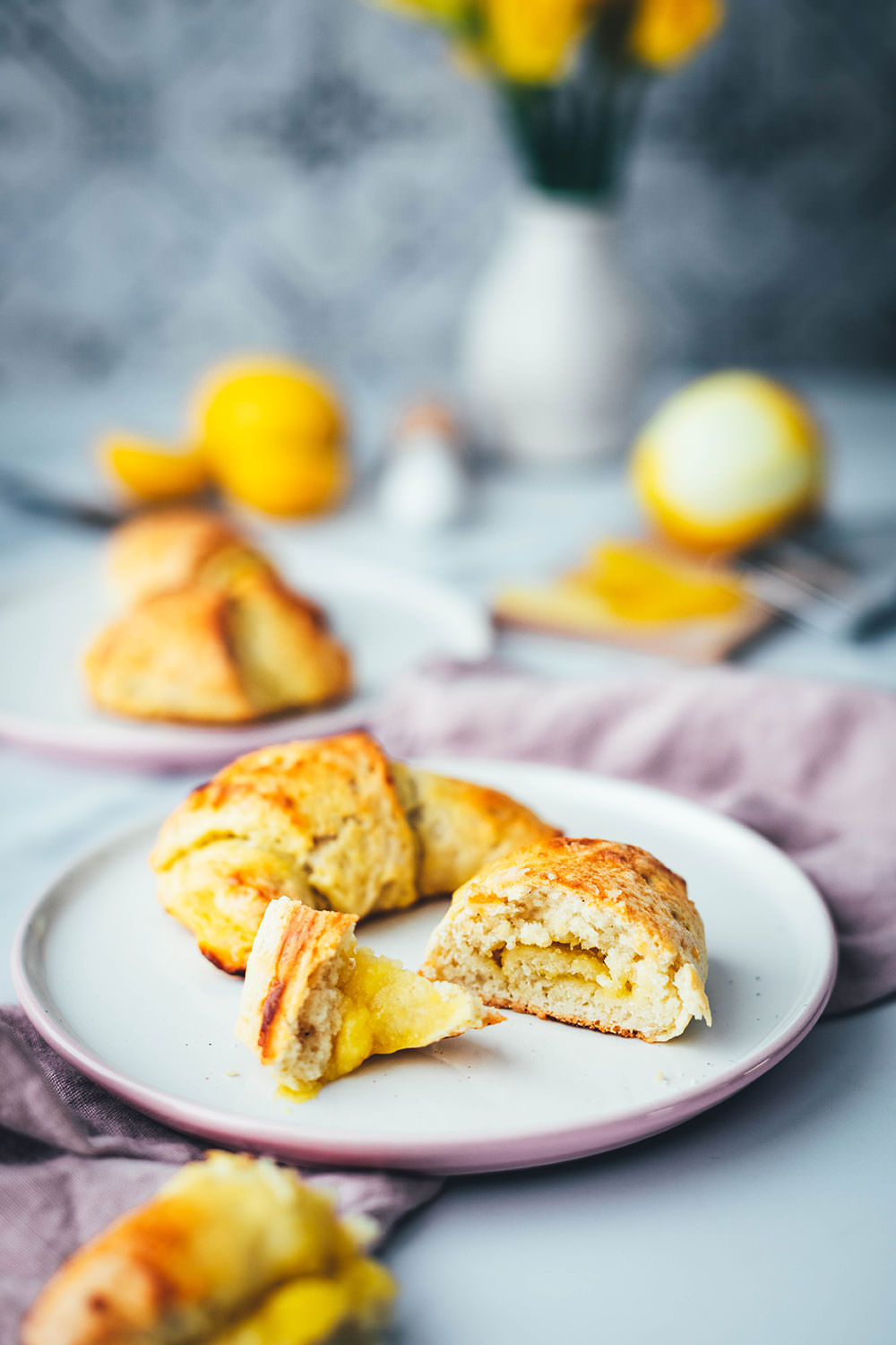 Rezept für blitzschnelle Lemon Curd Hörnchen. Einfache Frühstückshörnchen aus Quark-Öl-Teig, die ganz ohne Gehzeit gebacken werden. Dazu eine Füllung aus selbst gemachtem Lemon Curd mit ganzen Eiern. Unkompliziert im Thermomix zubereitet, mit Hinweis auf die Zubereitung ohne Thermomix. | moeyskitchen.com