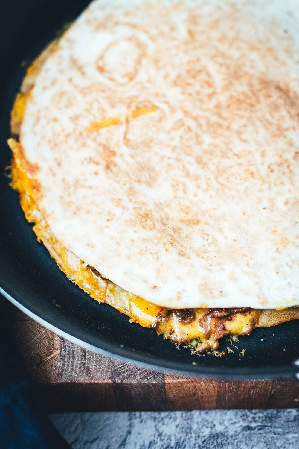 Rezept für saftige Cheeseburger Quesadillas! Das sind leckere Quesadillas mit einer Füllung aus Hackfleisch oder einer vegetarischen Hackfleisch-Alternative, reichlich Cheddar, roten Zwiebeln und Gewürzgurken. Blitzschnell zubereitet aus einfachen und ehrlichen Zutaten und so lecker! Als Vorspeise oder Hauptgericht und mit Dip serviert | moeyskitchen.com