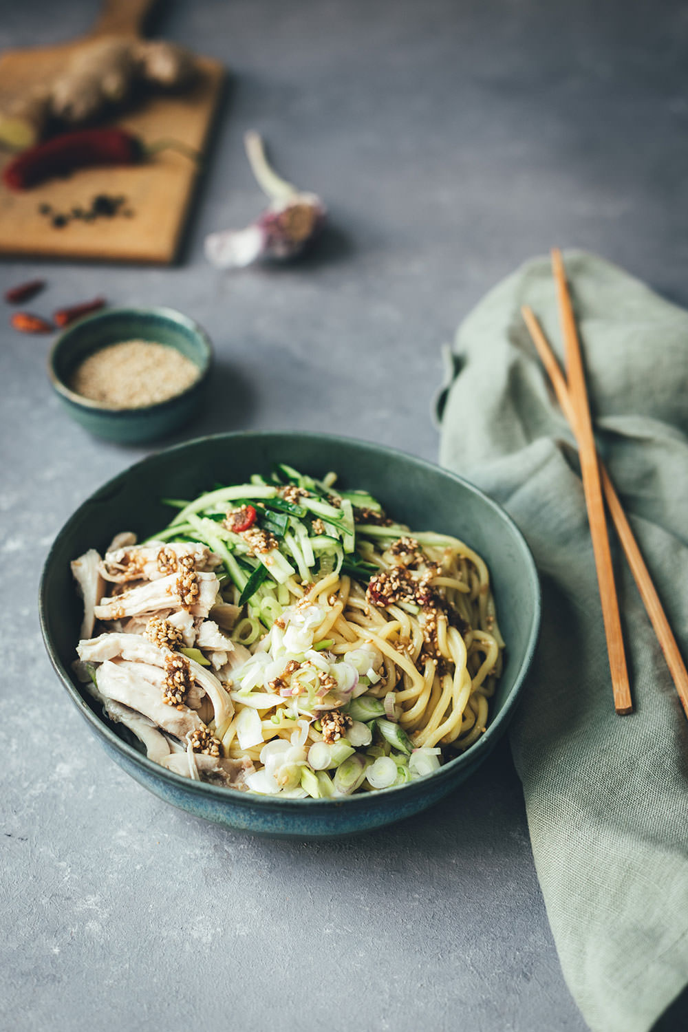 Rezept für Asia Nudelsalat mit Hähnchen, Gurke und Sesam-Dressing | würzige asiatische Aromen in leckerem Salat passen hervorragend in den heißen Sommer | moeyskitchen.com