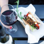 Rezept für französische Hot Dogs mit würziger Merguez, knusprigem Baguette, gegrillter Paprika, karamellisierten Schalotten, Rucola und Mayo-Dijon-Sauce. Vom Grill oder aus der Pfanne | moeyskitchen.com