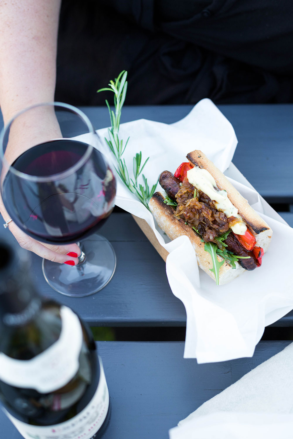 Rezept für französische Hot Dogs mit würziger Merguez, knusprigem Baguette, gegrillter Paprika, karamellisierten Schalotten, Rucola und Mayo-Dijon-Sauce. Vom Grill oder aus der Pfanne | moeyskitchen.com