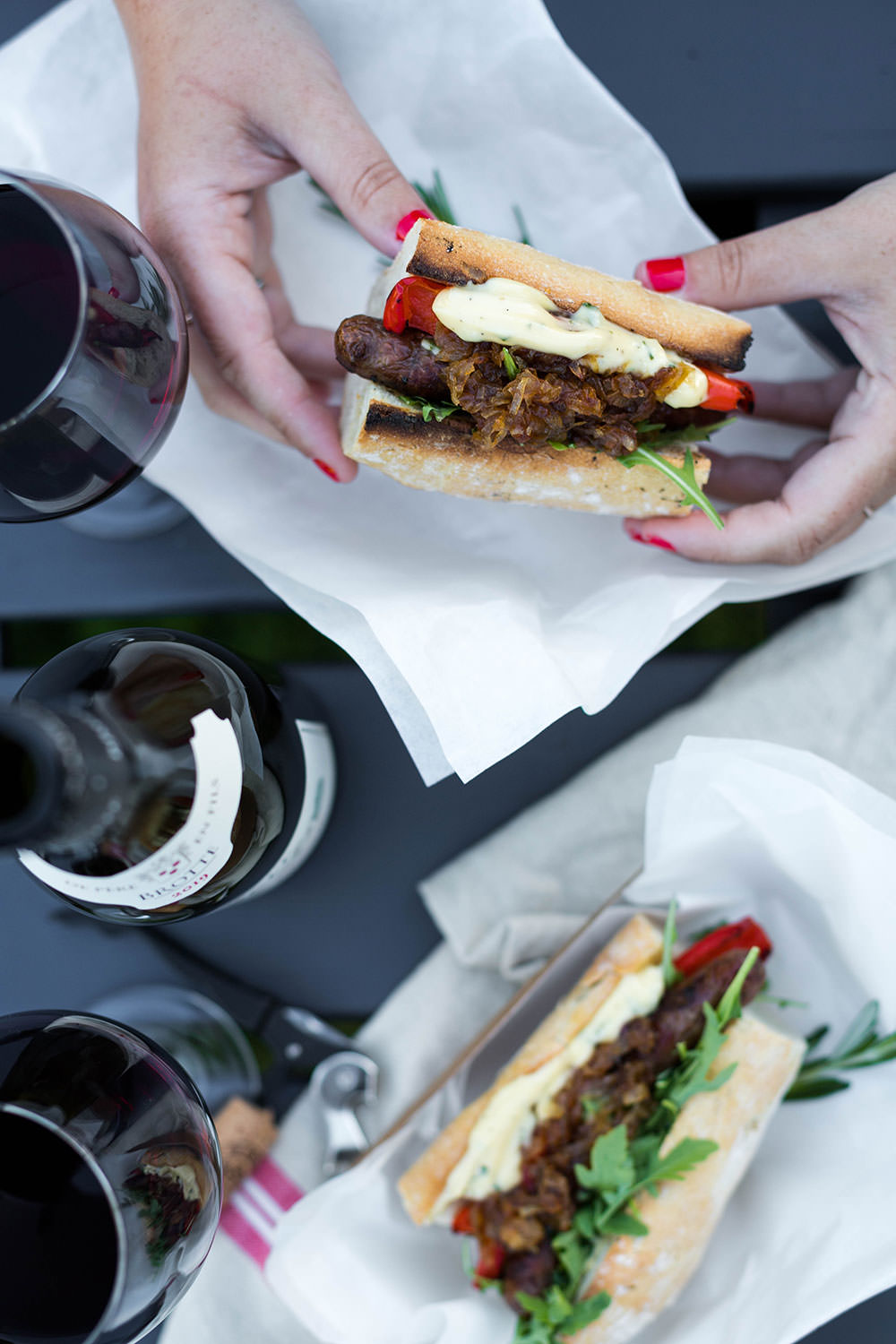 Rezept für französische Hot Dogs mit würziger Merguez, knusprigem Baguette, gegrillter Paprika, karamellisierten Schalotten, Rucola und Mayo-Dijon-Sauce. Vom Grill oder aus der Pfanne | moeyskitchen.com