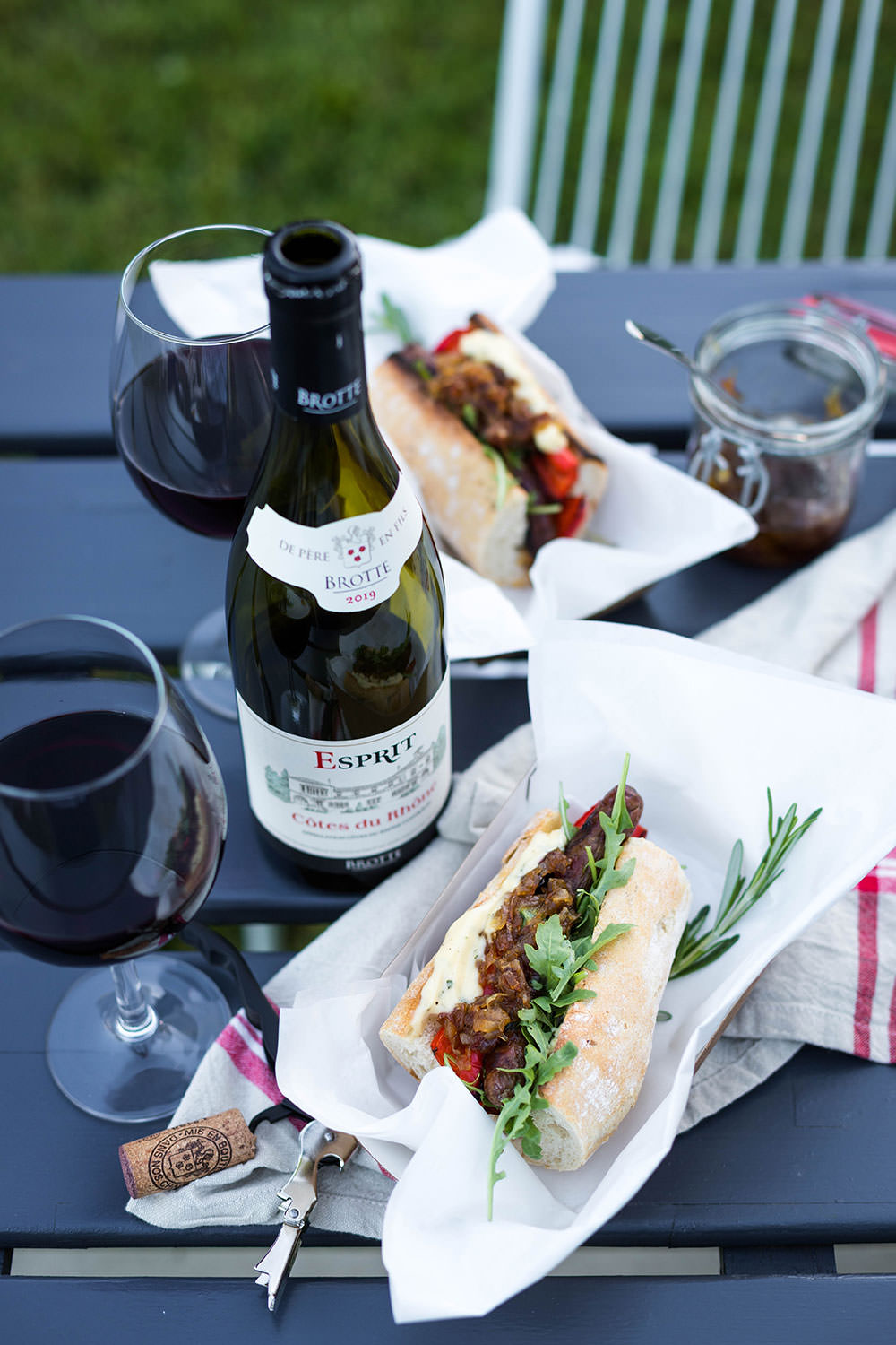 Rezept für französische Hot Dogs mit würziger Merguez, knusprigem Baguette, gegrillter Paprika, karamellisierten Schalotten, Rucola und Mayo-Dijon-Sauce. Vom Grill oder aus der Pfanne | moeyskitchen.com