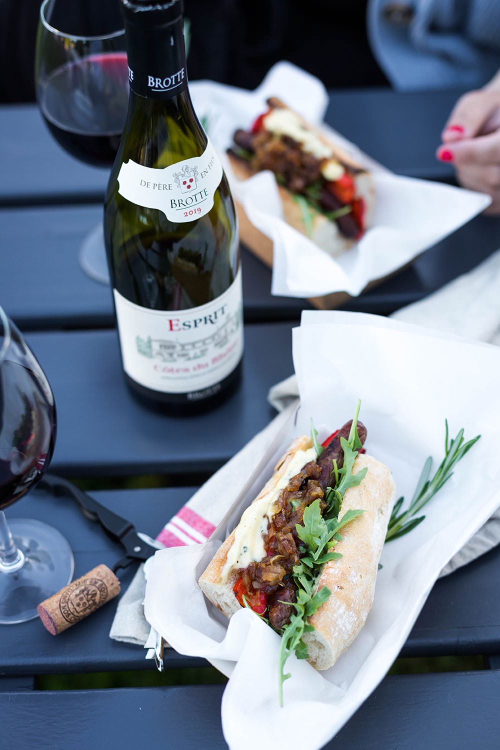 Rezept für französische Hot Dogs mit würziger Merguez, knusprigem Baguette, gegrillter Paprika, karamellisierten Schalotten, Rucola und Mayo-Dijon-Sauce. Vom Grill oder aus der Pfanne | moeyskitchen.com