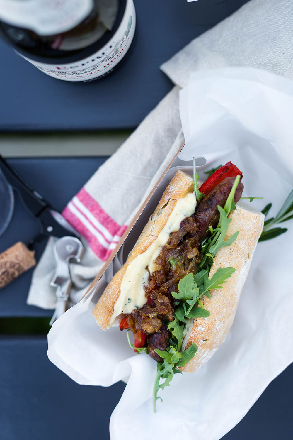 Rezept für französische Hot Dogs mit würziger Merguez, knusprigem Baguette, gegrillter Paprika, karamellisierten Schalotten, Rucola und Mayo-Dijon-Sauce. Vom Grill oder aus der Pfanne | moeyskitchen.com