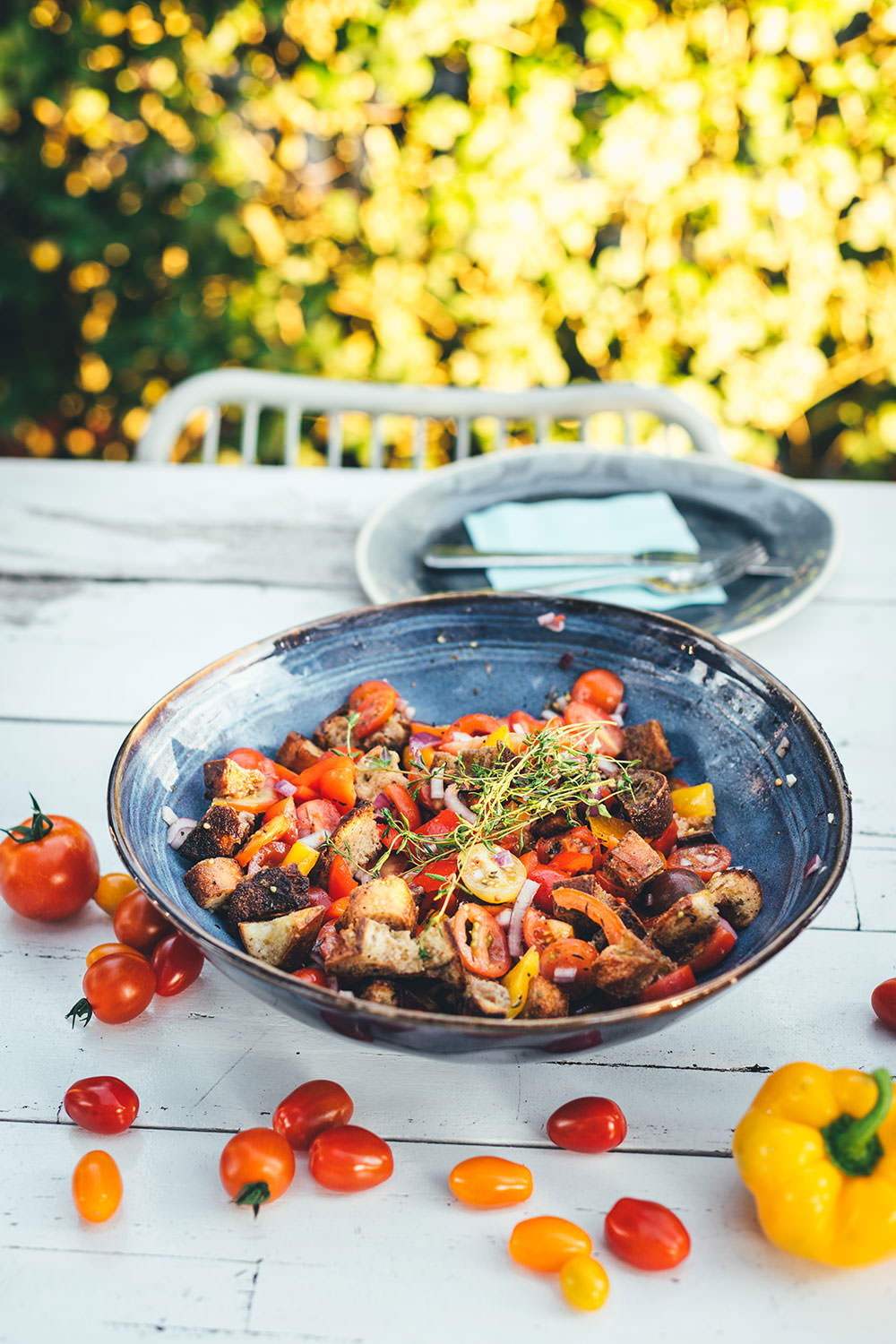 Rezept für italienischen Brotsalat. Leckere Abwandlung vom Panzanella mit frischen Tomaten, Paprika, roter Zwiebel und knusprig geröstetem Brot | moeyskitchen.com
