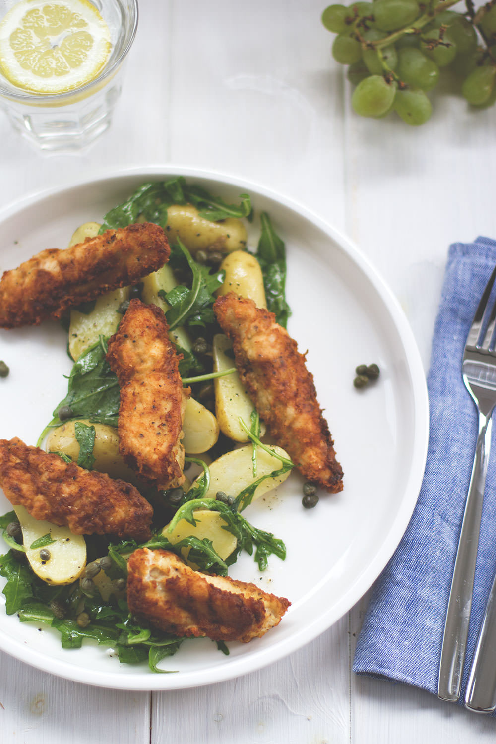 Rezept für Kartoffel-Rucola-Salat mit knusprigem Dijon-Hühnchen, Kapern und Trauben-Dressing | moeyskitchen.com