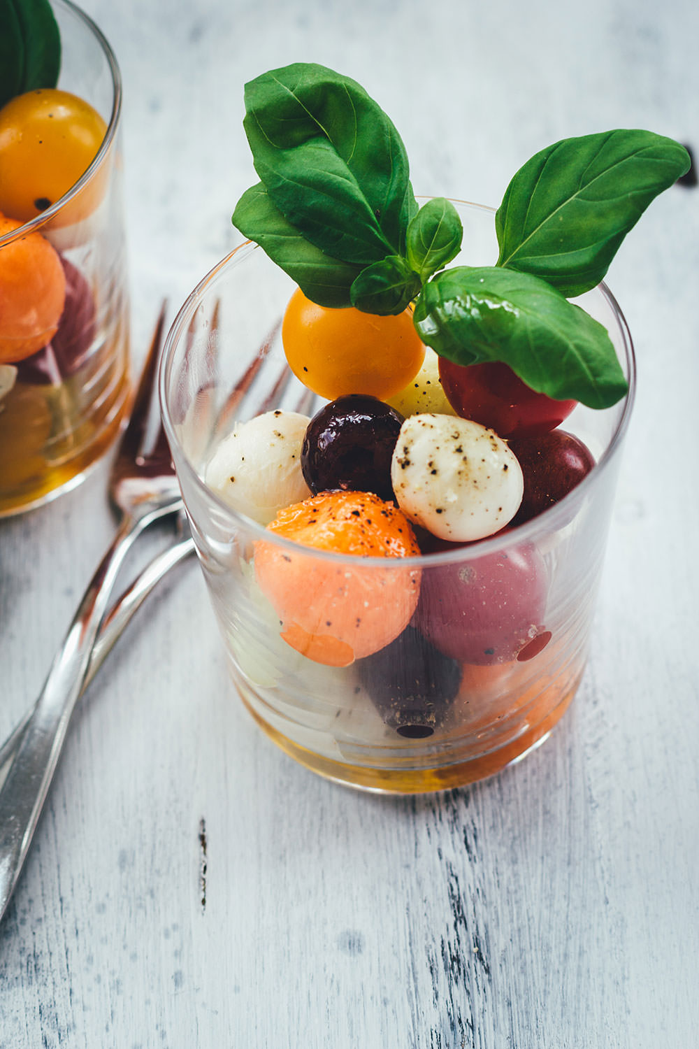 Sommerfrischer Kugelsalat - Das ist Obst und Gemüse in Kugelform ausgestochen, dazu Kirschtomaten, Mozzarellakugeln, Trauben usw. | Der perfekte Salat für BBQ, Picknick und Buffet | moeyskitchen.com