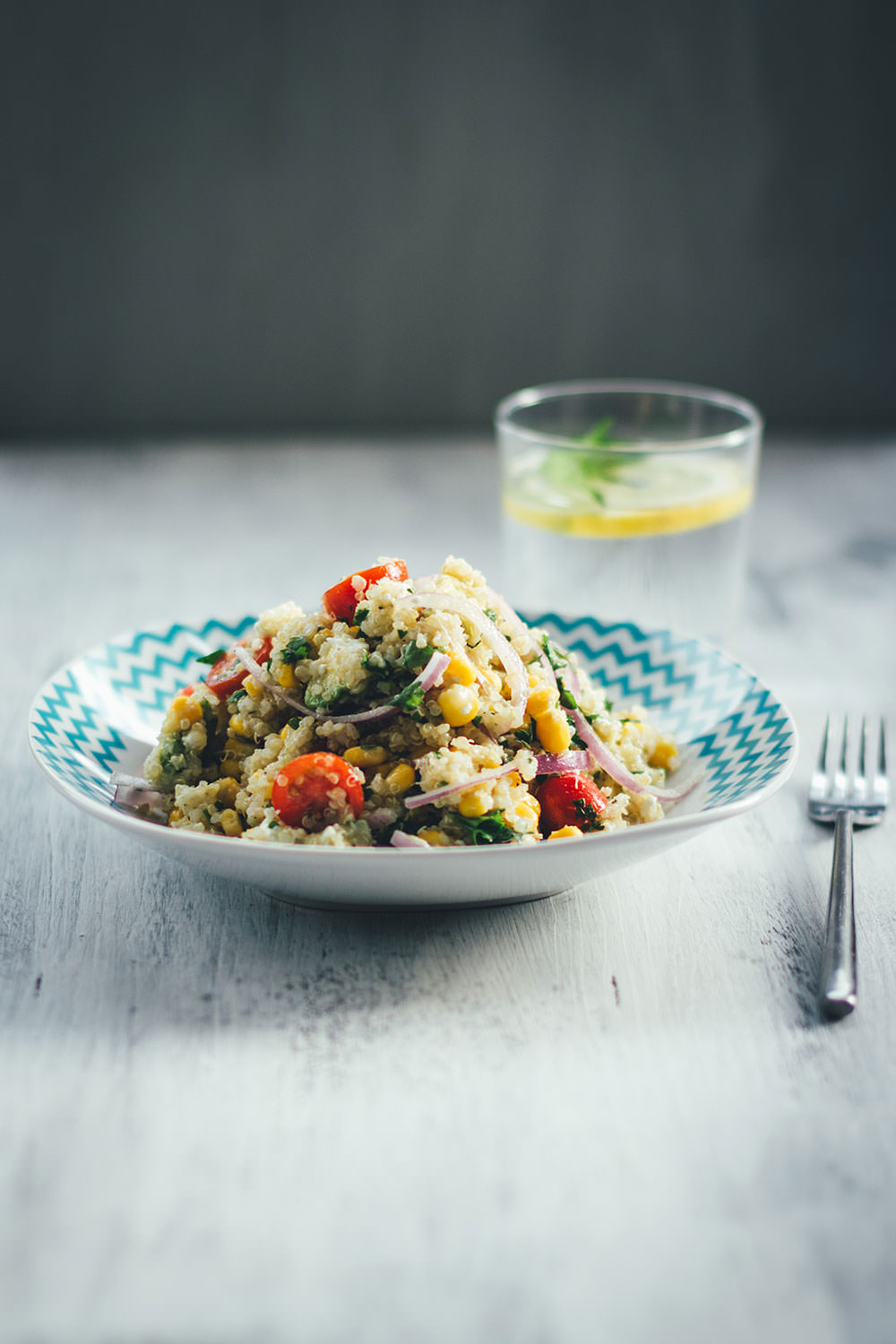 Rezept für sättigenden Sommer-Salat: erfrischender Quinoa-Salat | buntes Salatrezept mit Mais, Feta, Tomaten und Avocado | moeyskitchen.com 