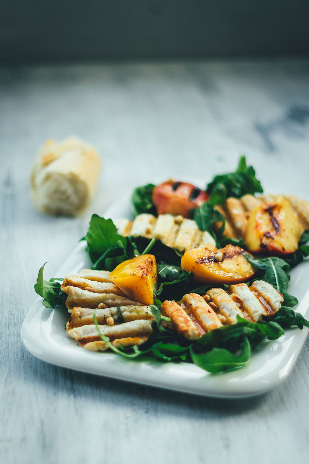 Rezept für fantastischen Sommersalat: Würziger Rucola trifft auf knusprigen Halloumi und süße Pfirsiche vom Grill | moeyskitchen.com