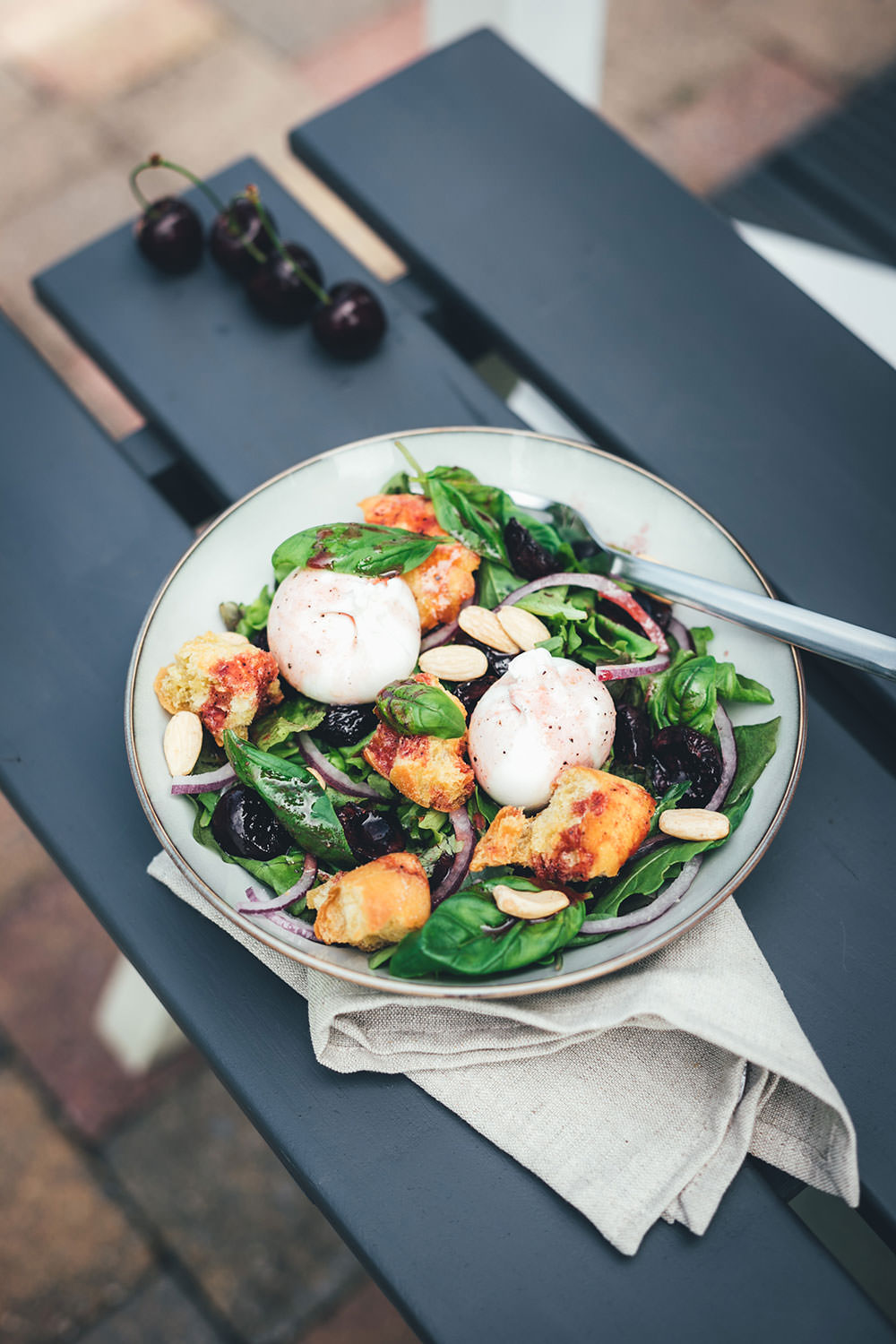 Rezept für Sommersalat mit gerösteten Kirschen, Ciabatta-Croutons und Burrata | Ferienhausküche mit Ofen, Airfryer, Grill oder Pfanne zuzubereiten | moeyskitchen.com