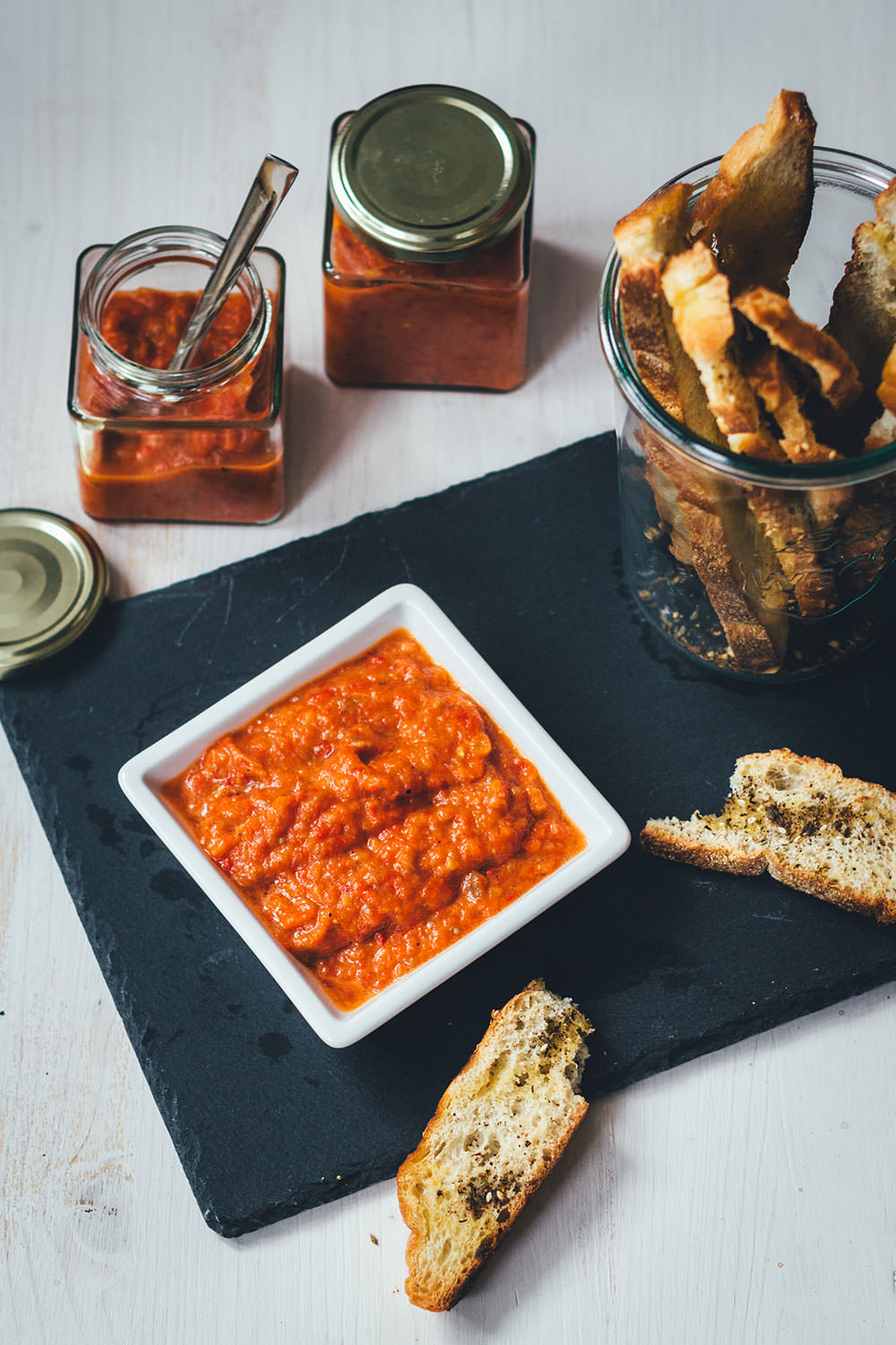Rezept für selbst gemachten milden Ajvar | auf Vorrat einkochen und das Sommergemüse konservieren | moeyskitchen.com