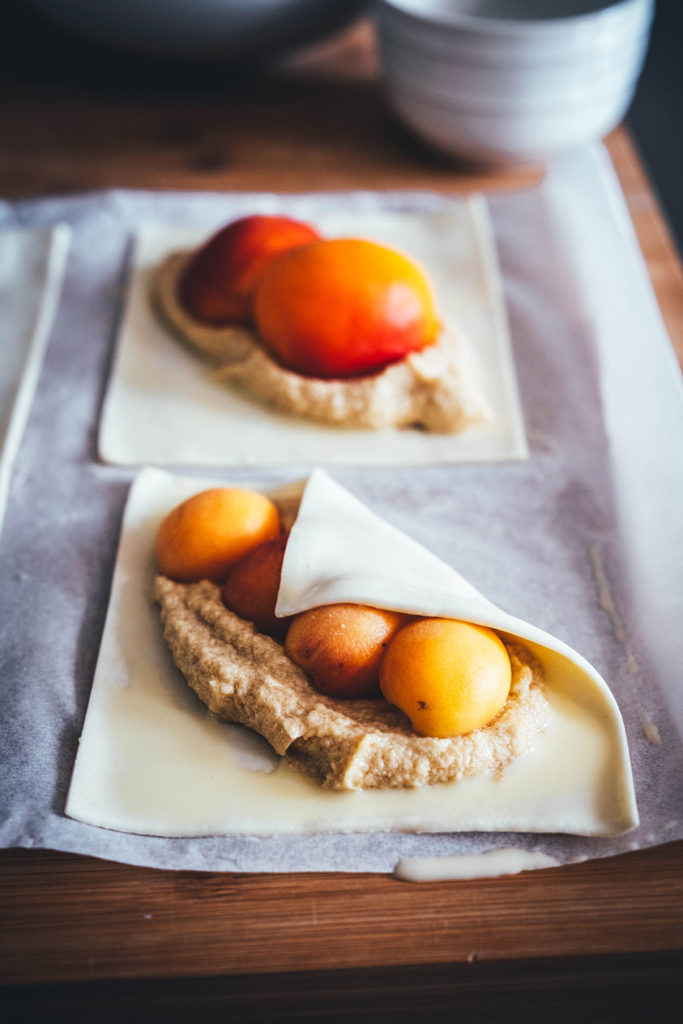 Rezept für blitzschnelle und super einfache Aprikosen-Teilchen mit Mandelcreme. Das ist einfacher Blätterteig mit frischen Aprikosen und einer Frangipane-Füllung. Schmeckt auch mit Aprikosen aus der Dose zu jeder Jahreszeit und ist einfach und schnell selbst gemacht. | moeyskitchen.com