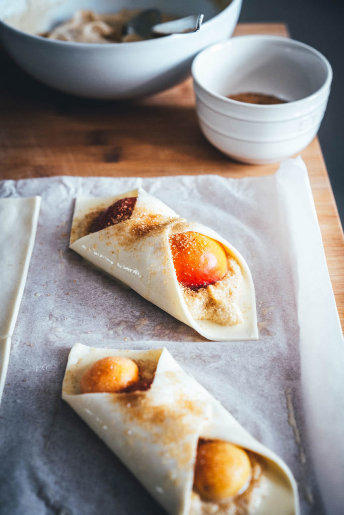 Rezept für blitzschnelle und super einfache Aprikosen-Teilchen mit Mandelcreme. Das ist einfacher Blätterteig mit frischen Aprikosen und einer Frangipane-Füllung. Schmeckt auch mit Aprikosen aus der Dose zu jeder Jahreszeit und ist einfach und schnell selbst gemacht. | moeyskitchen.com