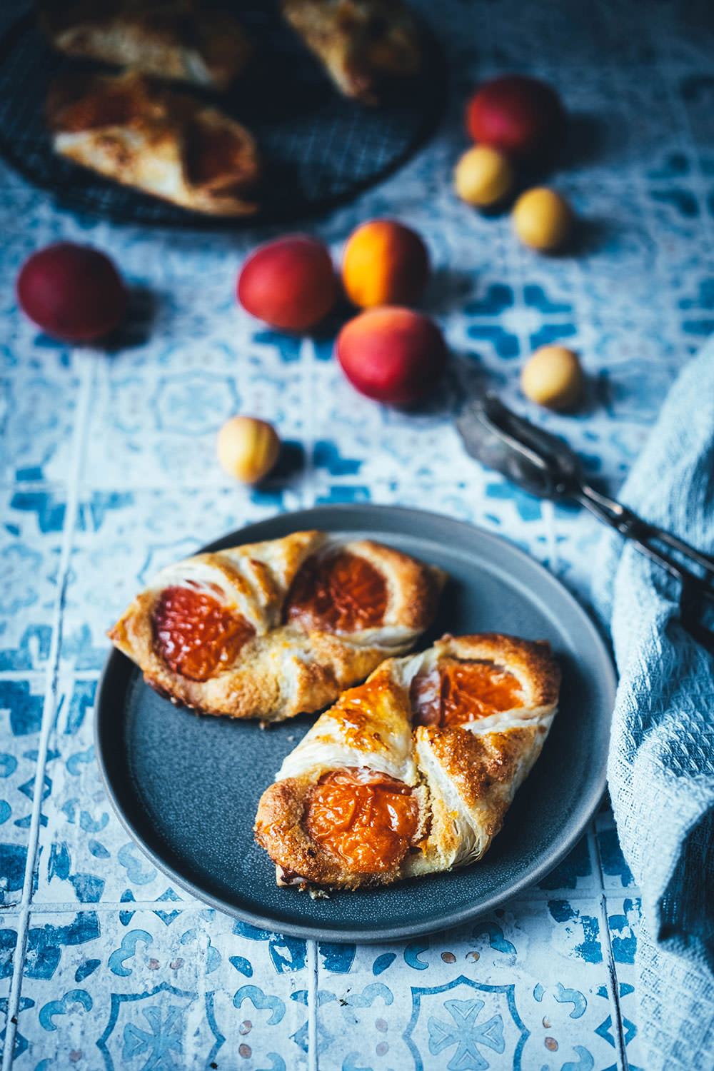 Rezept für blitzschnelle und super einfache Aprikosen-Teilchen mit Mandelcreme. Das ist einfacher Blätterteig mit frischen Aprikosen und einer Frangipane-Füllung. Schmeckt auch mit Aprikosen aus der Dose zu jeder Jahreszeit und ist einfach und schnell selbst gemacht. | moeyskitchen.com