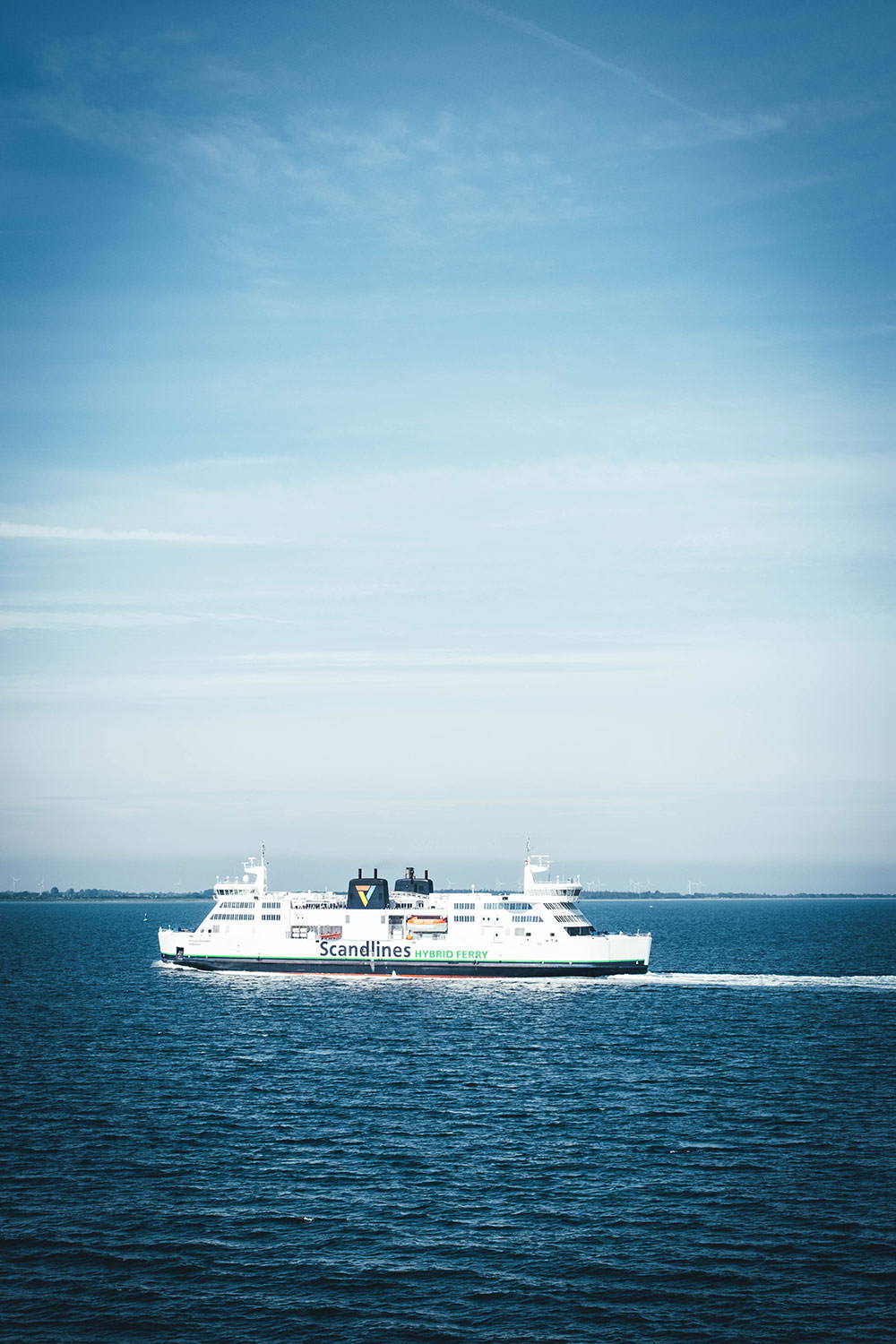Mit der Fähre fährt man in 45 Minuten von Puttgarden auf Fehmarn nach Rødby auf Lolland in Dänemark | moeyskitchen.com