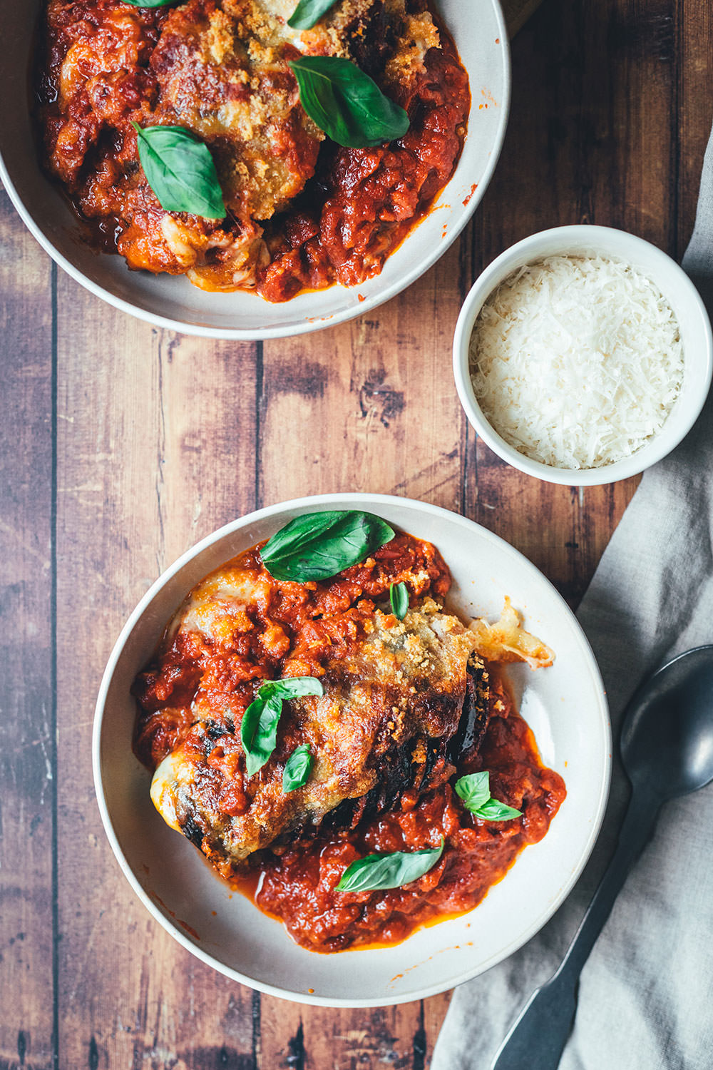 Der italienische Klassiker Parmigiana di Melanzane mal anders zubereitet: Rezept für Hasselback Aubergine. Würziger Auberginenauflauf mit Parmesan und Mozzarella. Mit nur wenigen Zutaten und ein paar Handgriffen schnell im Ofen | moeyskitchen.com