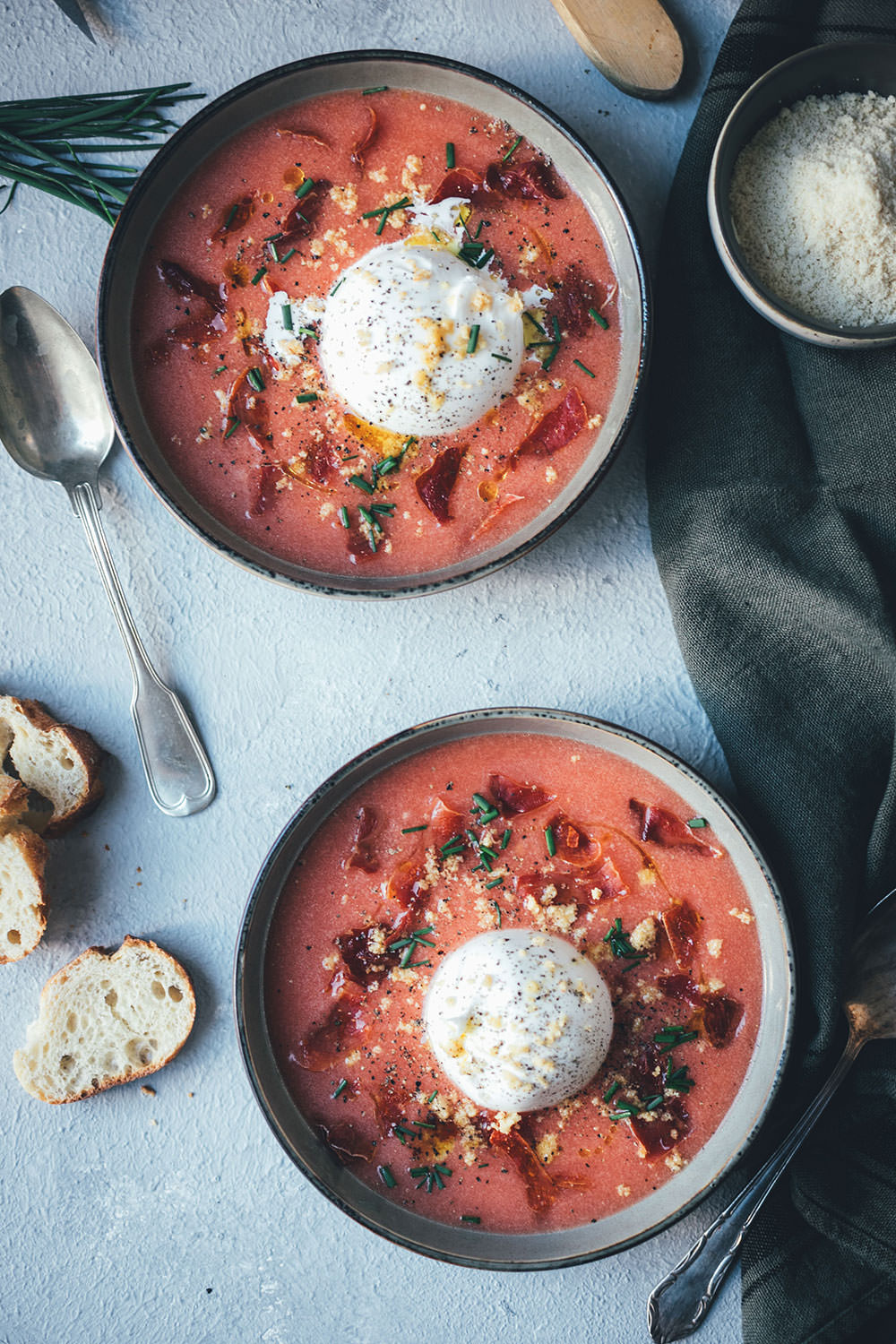 Rezept für kalte Tomatensuppe im Stil einer spanischen Salmorejo, einer Abwandlung der klassischen Gazpacho | serviert mit Burrata, gerösteten gemahlenen Mandeln und Serranoschinken-Chips | moeyskitchen.com