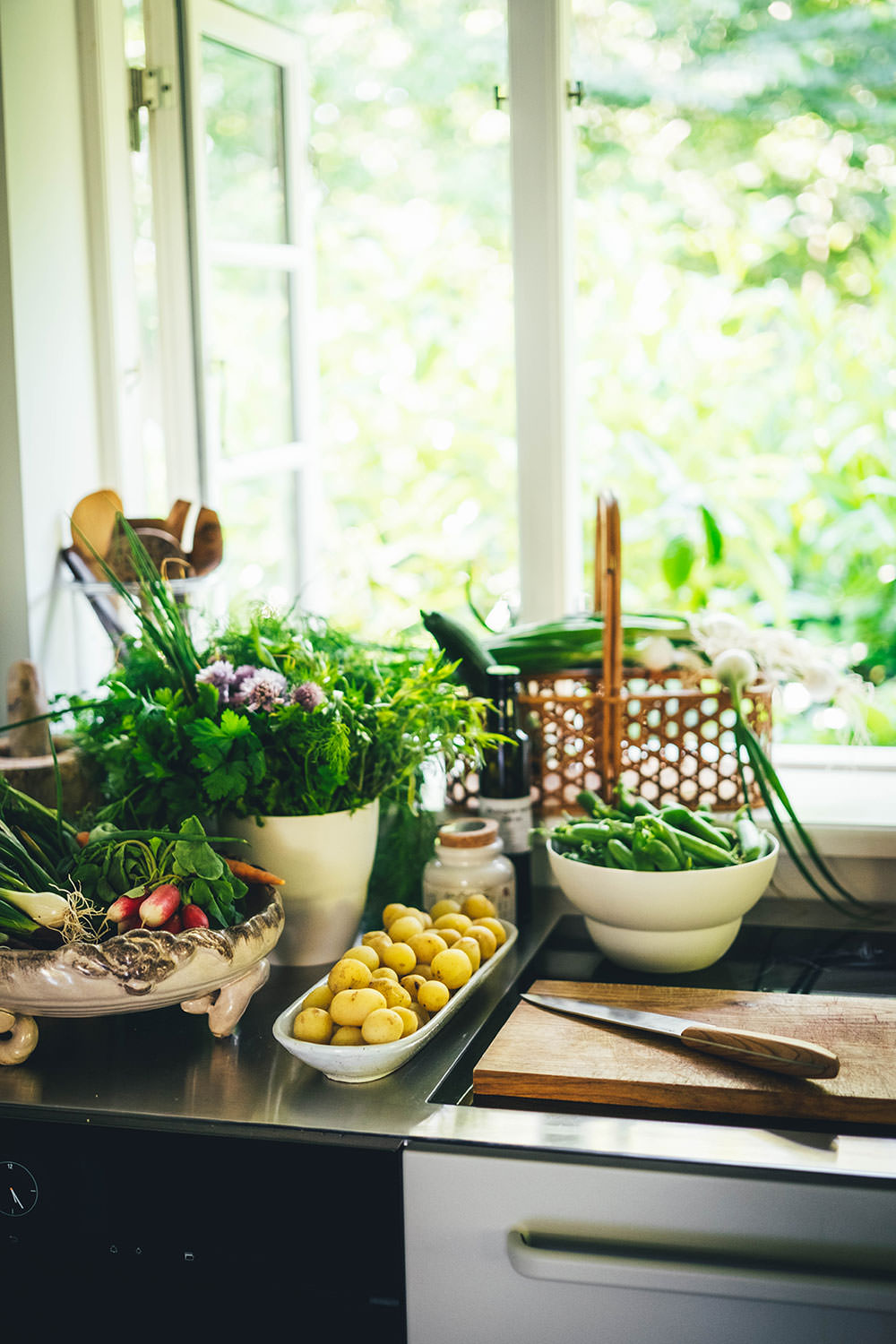 Dänischer Kartoffelsalat – mit neuen Kartoffeln, frischen Erbsen, eingelegten Radieschen und Dill-Dressing. Rezeptidee für einen wunderbar sommerlichen Kartoffelsalat: neue Kartoffeln treffen auf frische Erbsen, schnell eingelegte Radieschen und ein würziges Dill-Dressing mit selbst gemachter Mayonnaise. Mein dänischer Kartoffelsalat passt perfekt als Grillbeilage aber auch so für ein schönes gemeinsames Essen | moeyskitchen.com