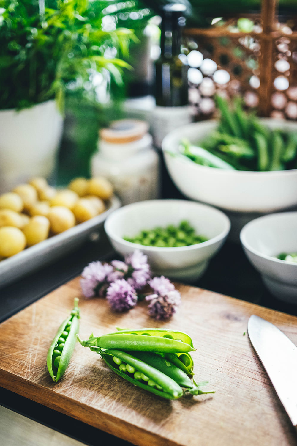 Dänischer Kartoffelsalat – mit neuen Kartoffeln, frischen Erbsen, eingelegten Radieschen und Dill-Dressing. Rezeptidee für einen wunderbar sommerlichen Kartoffelsalat: neue Kartoffeln treffen auf frische Erbsen, schnell eingelegte Radieschen und ein würziges Dill-Dressing mit selbst gemachter Mayonnaise. Mein dänischer Kartoffelsalat passt perfekt als Grillbeilage aber auch so für ein schönes gemeinsames Essen | moeyskitchen.com