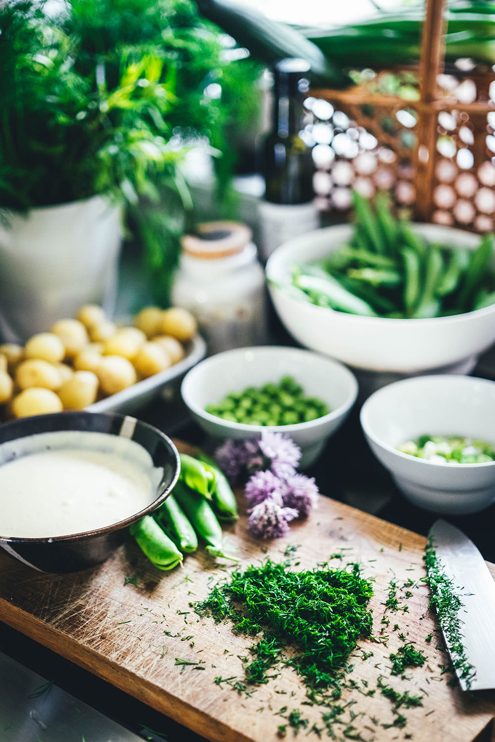 Dänischer Kartoffelsalat – mit neuen Kartoffeln, frischen Erbsen, eingelegten Radieschen und Dill-Dressing. Rezeptidee für einen wunderbar sommerlichen Kartoffelsalat: neue Kartoffeln treffen auf frische Erbsen, schnell eingelegte Radieschen und ein würziges Dill-Dressing mit selbst gemachter Mayonnaise. Mein dänischer Kartoffelsalat passt perfekt als Grillbeilage aber auch so für ein schönes gemeinsames Essen | moeyskitchen.com