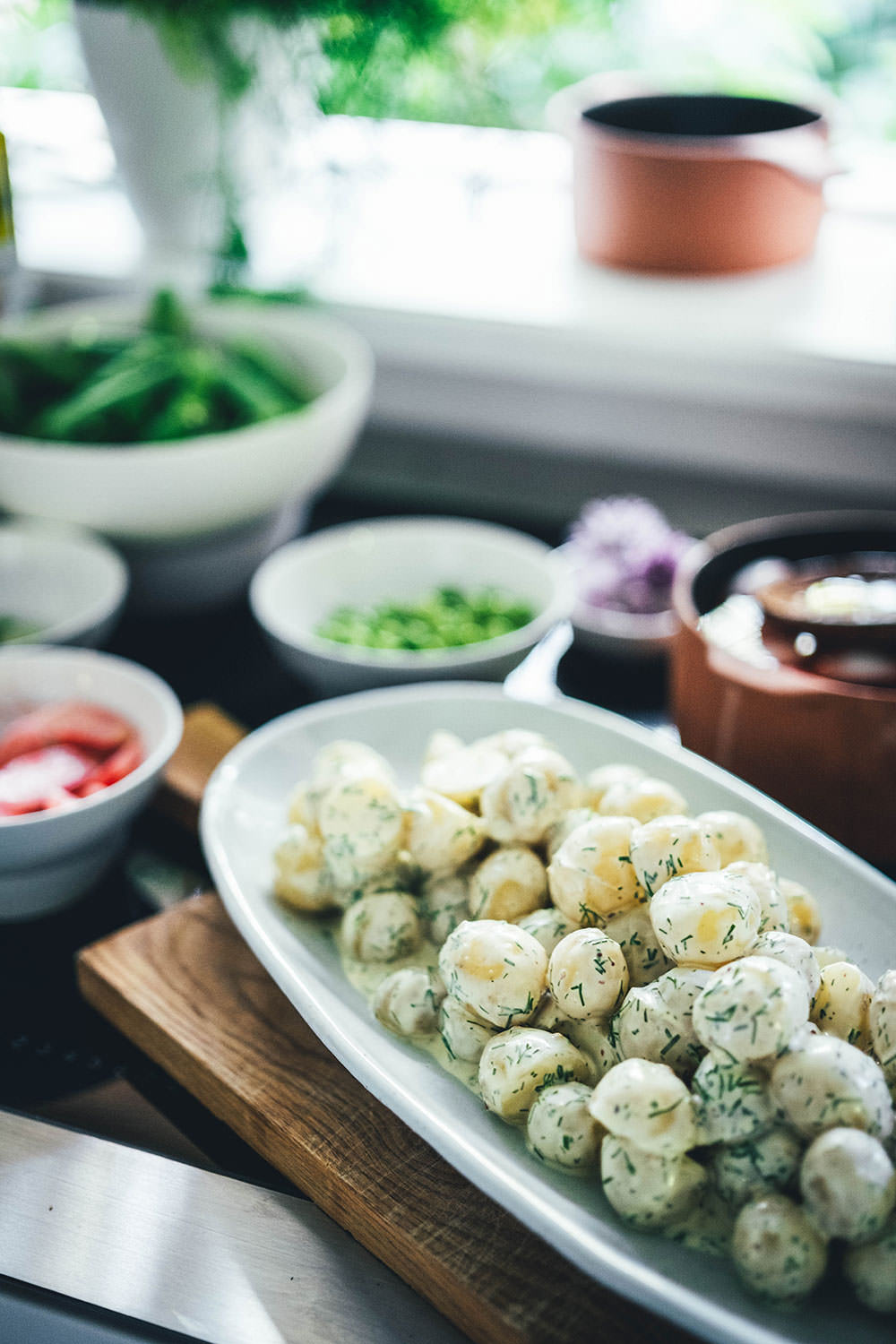 Dänischer Kartoffelsalat – mit neuen Kartoffeln, frischen Erbsen, eingelegten Radieschen und Dill-Dressing. Rezeptidee für einen wunderbar sommerlichen Kartoffelsalat: neue Kartoffeln treffen auf frische Erbsen, schnell eingelegte Radieschen und ein würziges Dill-Dressing mit selbst gemachter Mayonnaise. Mein dänischer Kartoffelsalat passt perfekt als Grillbeilage aber auch so für ein schönes gemeinsames Essen | moeyskitchen.com