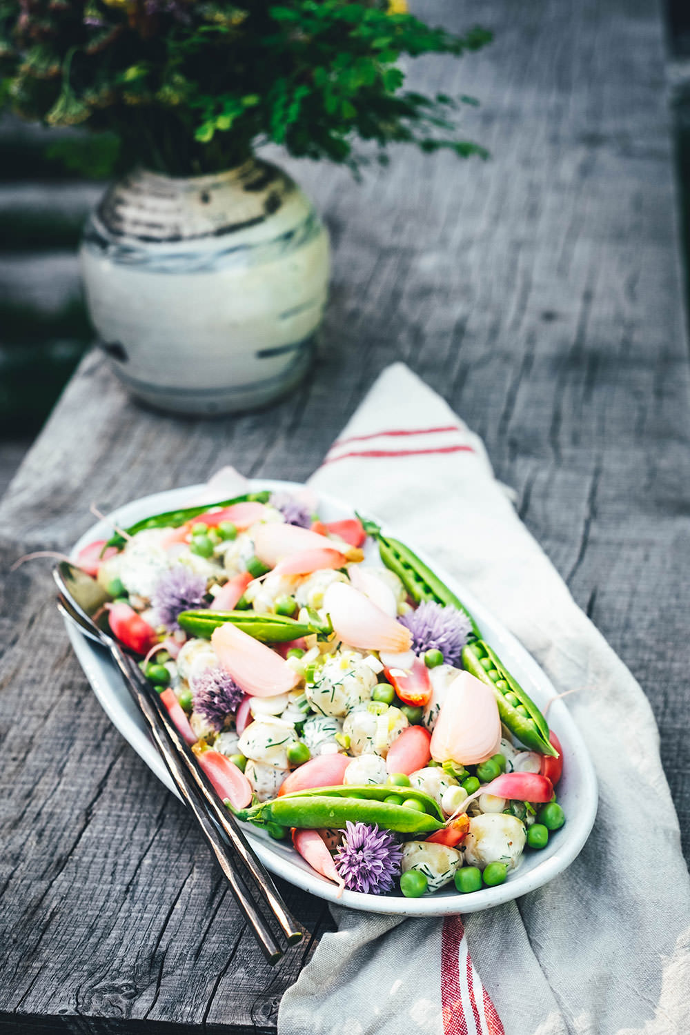 Dänischer Kartoffelsalat – mit neuen Kartoffeln, frischen Erbsen, eingelegten Radieschen und Dill-Dressing. Rezeptidee für einen wunderbar sommerlichen Kartoffelsalat: neue Kartoffeln treffen auf frische Erbsen, schnell eingelegte Radieschen und ein würziges Dill-Dressing mit selbst gemachter Mayonnaise. Mein dänischer Kartoffelsalat passt perfekt als Grillbeilage aber auch so für ein schönes gemeinsames Essen | moeyskitchen.com