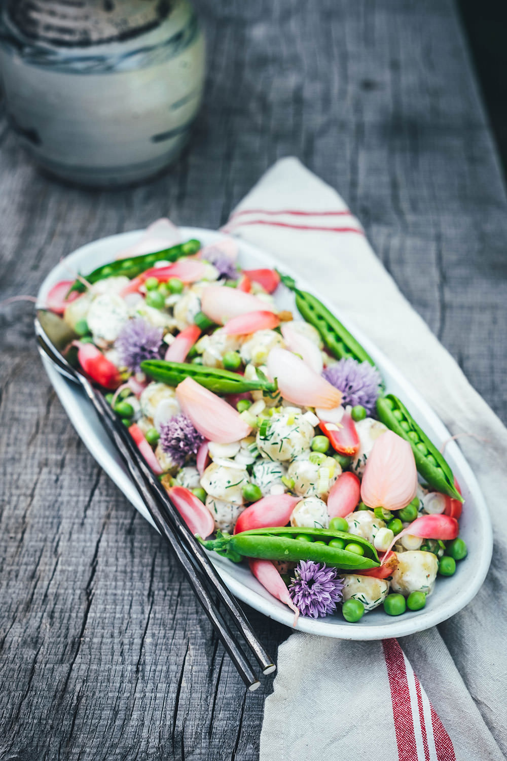 Dänischer Kartoffelsalat – mit neuen Kartoffeln, frischen Erbsen, eingelegten Radieschen und Dill-Dressing. Rezeptidee für einen wunderbar sommerlichen Kartoffelsalat: neue Kartoffeln treffen auf frische Erbsen, schnell eingelegte Radieschen und ein würziges Dill-Dressing mit selbst gemachter Mayonnaise. Mein dänischer Kartoffelsalat passt perfekt als Grillbeilage aber auch so für ein schönes gemeinsames Essen | moeyskitchen.com