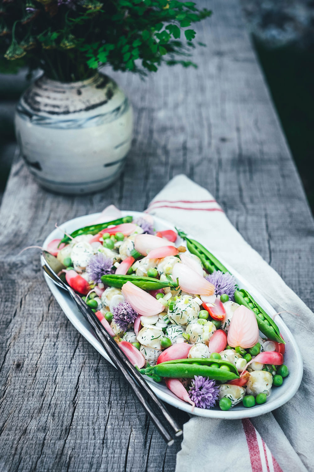 Dänischer Kartoffelsalat – mit neuen Kartoffeln, frischen Erbsen, eingelegten Radieschen und Dill-Dressing. Rezeptidee für einen wunderbar sommerlichen Kartoffelsalat: neue Kartoffeln treffen auf frische Erbsen, schnell eingelegte Radieschen und ein würziges Dill-Dressing mit selbst gemachter Mayonnaise. Mein dänischer Kartoffelsalat passt perfekt als Grillbeilage aber auch so für ein schönes gemeinsames Essen | moeyskitchen.com