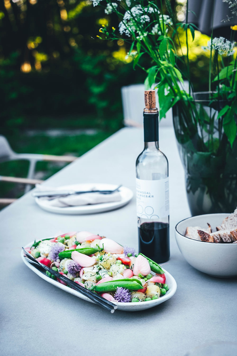 Dänischer Kartoffelsalat – mit neuen Kartoffeln, frischen Erbsen, eingelegten Radieschen und Dill-Dressing. Rezeptidee für einen wunderbar sommerlichen Kartoffelsalat: neue Kartoffeln treffen auf frische Erbsen, schnell eingelegte Radieschen und ein würziges Dill-Dressing mit selbst gemachter Mayonnaise. Mein dänischer Kartoffelsalat passt perfekt als Grillbeilage aber auch so für ein schönes gemeinsames Essen | moeyskitchen.com