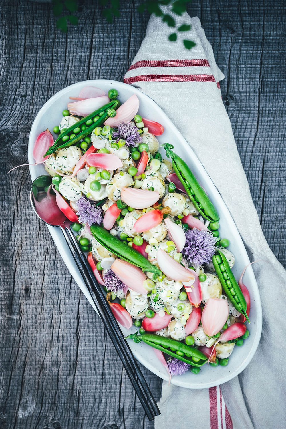 Dänischer Kartoffelsalat – mit neuen Kartoffeln, frischen Erbsen, eingelegten Radieschen und Dill-Dressing. Rezeptidee für einen wunderbar sommerlichen Kartoffelsalat: neue Kartoffeln treffen auf frische Erbsen, schnell eingelegte Radieschen und ein würziges Dill-Dressing mit selbst gemachter Mayonnaise. Mein dänischer Kartoffelsalat passt perfekt als Grillbeilage aber auch so für ein schönes gemeinsames Essen | moeyskitchen.com