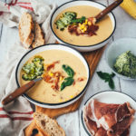 Rezept für sommerliche Mais-Suppe mit knusprigem Parmaschinken und würziger Basilikum-Butter mit Chili und Knoblauch. Einfache Produkte verbinden sich zu geschmacksintensiven Aromen – perfekt für die schnelle Feierabendküche. | moeyskitchen.com