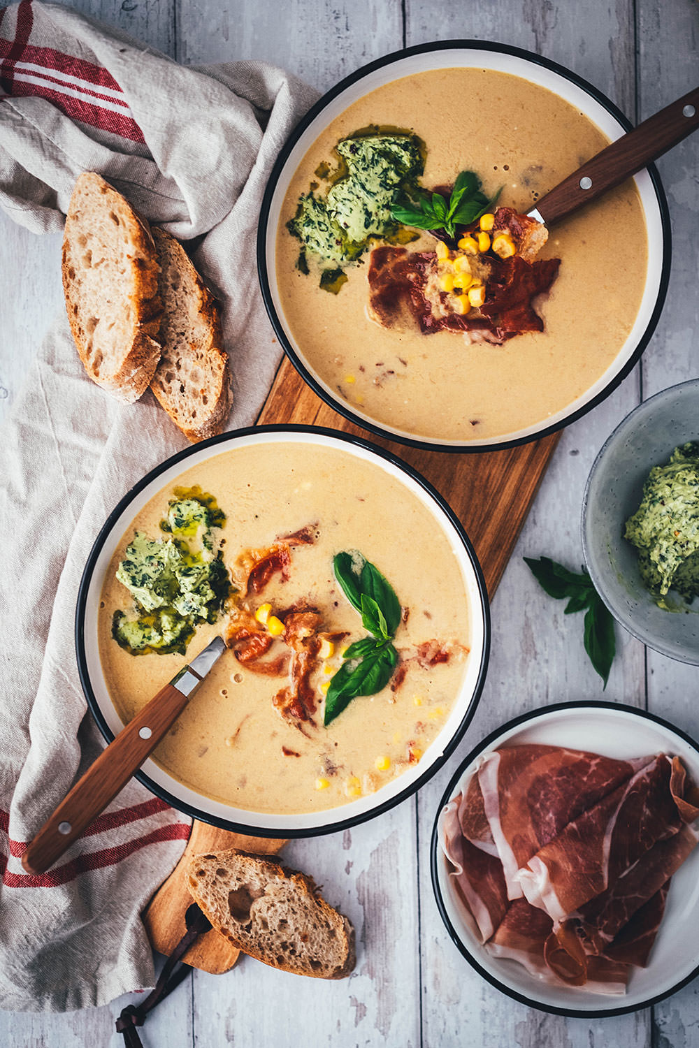Rezept für sommerliche Mais-Suppe mit knusprigem Parmaschinken und würziger Basilikum-Butter mit Chili und Knoblauch. Einfache Produkte verbinden sich zu geschmacksintensiven Aromen – perfekt für die schnelle Feierabendküche. | moeyskitchen.com