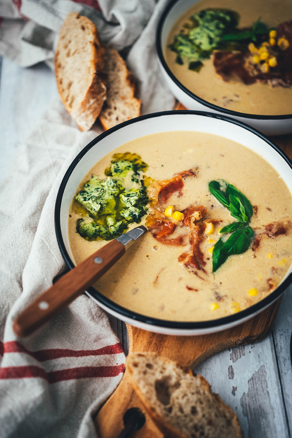 Rezept für sommerliche Mais-Suppe mit knusprigem Parmaschinken und würziger Basilikum-Butter mit Chili und Knoblauch. Einfache Produkte verbinden sich zu geschmacksintensiven Aromen – perfekt für die schnelle Feierabendküche. | moeyskitchen.com